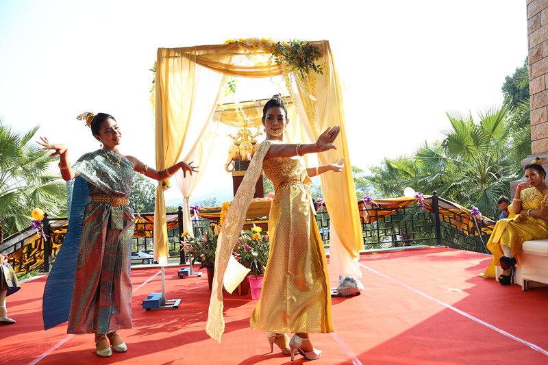 曼古王12周年贡女为四面神诞辰献舞