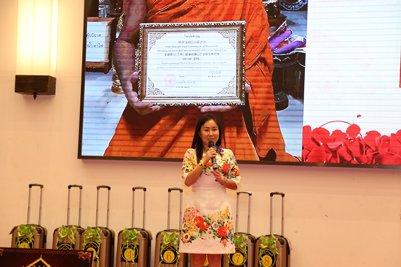 曼古王12周年庆-胡女士领奖